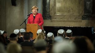 Chancellor Angela Merkel speaks in the synagogue.