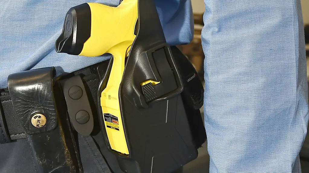 Ein Taser am Halfter eines Polizisten