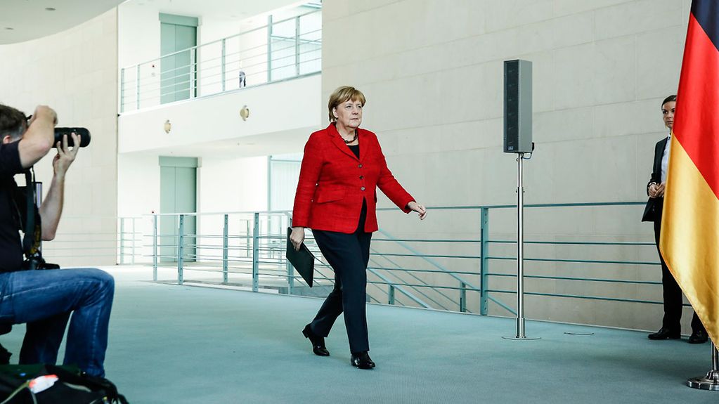 Bundeskanzlerin Angela Merkel geht zu einem Pressestatement im Bundeskanzleramt.