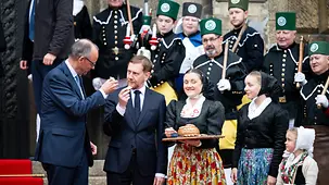 Das Foto zeigt Bundeskanzler Friedrich Merz mit Michael Kretschmer, Sachsens Ministerpräsident, beim Antrittsbesuch in Sachsen.