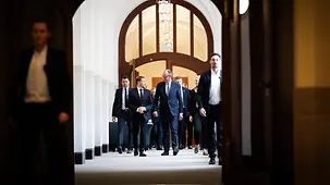 Das Foto zeigt Bundeskanzler Friedrich Merz mit Michael Kretschmer, Sachsens Ministerpräsident, beim Antrittsbesuch in Sachsen.