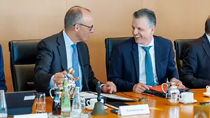 Das Foto zeigt Bundeskanzler Friedrich Merz und Thorsten Frei, Chef des Bundeskanzleramtes und Bundesminister für besondere Aufgaben, bei der Kabinettssitzung.