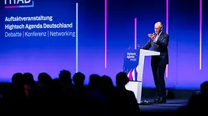 Das Foto zeigt Bundeskanzler Friedrich Merz bei einer Rede auf der Auftsaktveranstaltung der Hightech Agenda Deutschland.