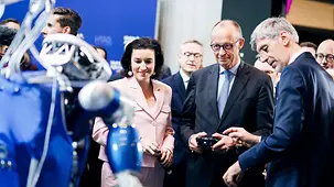 Das Foto zeigt Bundeskanzler Friedrich Merz bei der Auftsaktveranstaltung der Hightech Agenda Deutschland.