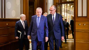 Das Foto zeigt Bundeskanzler Friedrich Merz mit Recep Tayyip Erdogan, Türkeis Staatspräsident, beim Antrittsbesuch in der Türkei.