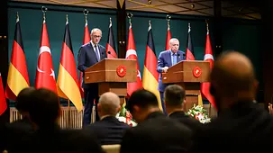 Das Foto zeigt Bundeskanzler Friedrich Merz beim Antrittsbesuch in der Türkei.