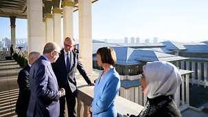 Das Foto zeigt Bundeskanzler Friedrich Merz beim Antrittsbesuch in der Türkei.