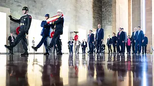 Das Foto zeigt Bundeskanzler Friedrich Merz bei einer Kranzniederlegung im Atatürk-Mausoleum.