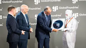 Kanzler Merz während seiner Rede am Pult beim Halbleiterhersteller GlobalFoundries in Dresden.