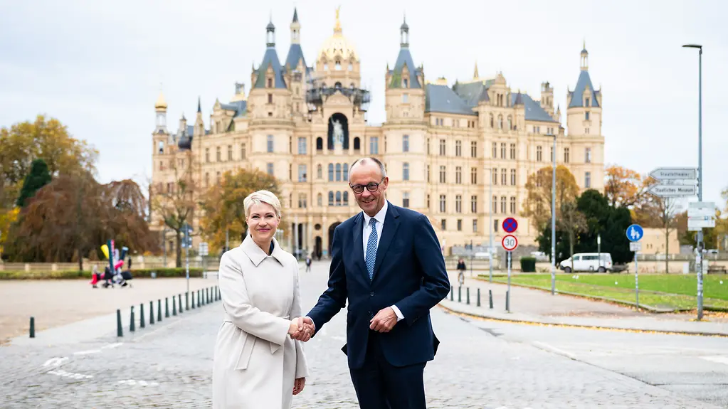 Bundeskanzler Merz und Ministerpräsidentin Schwesig beim Handshake vor dem Schweriner Landtag