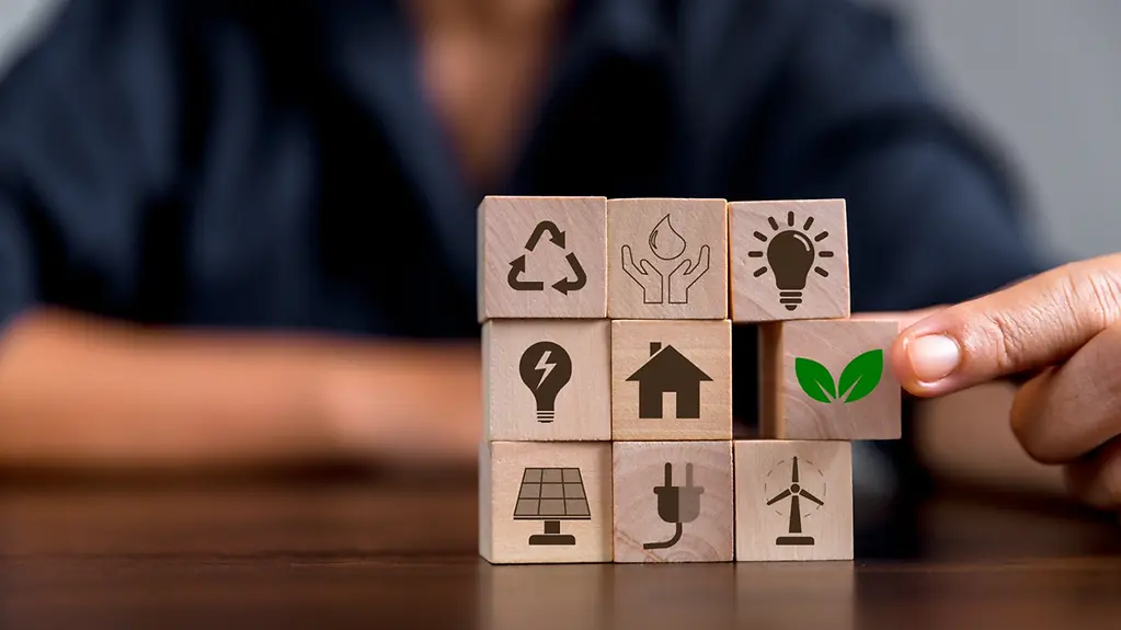 Holzwürfel mit Symbolen zum Thema CO2-Reduzierung