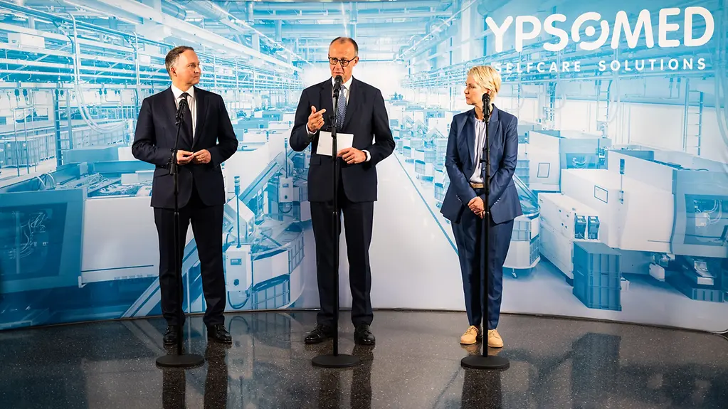 Kanzler Merz mit Ypsomed-CEO Michel und Mecklenburg-Vorpommerns Ministerpräsidentin Schwesig Schwerin bei seinem Antrittsbesuch im Bundesland.