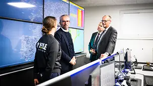 Das Foto zeigt Bundeskanzler Friedrich Merz beim Besuch der Firma GP Joule, anlässlich seines Antrittsbesuch in Schleswig-Holstein.
