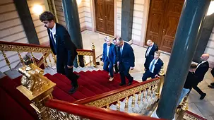 Das Foto zeigt Bundeskanzler Friedrich Merz mit Manuela Schwesig, Mecklenburg-Vorpommerns Ministerpräsidentin, beim Antrittsbesuch in Mecklenburg-Vorpommern.