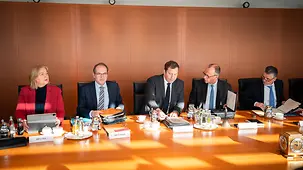 Das Foto zeigt Bundeskanzler Friedrich Merz vor Beginn der Kabinettssitzung.