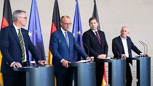 Das Foto zeigt Bundeskanzler Friedrich Merz beim 'Stahldialog' im Bundeskanzleramt.