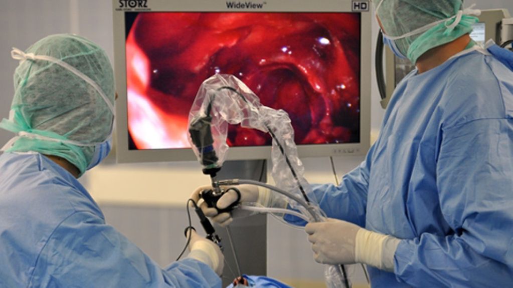 Ärzte bei endoskopischer Operation