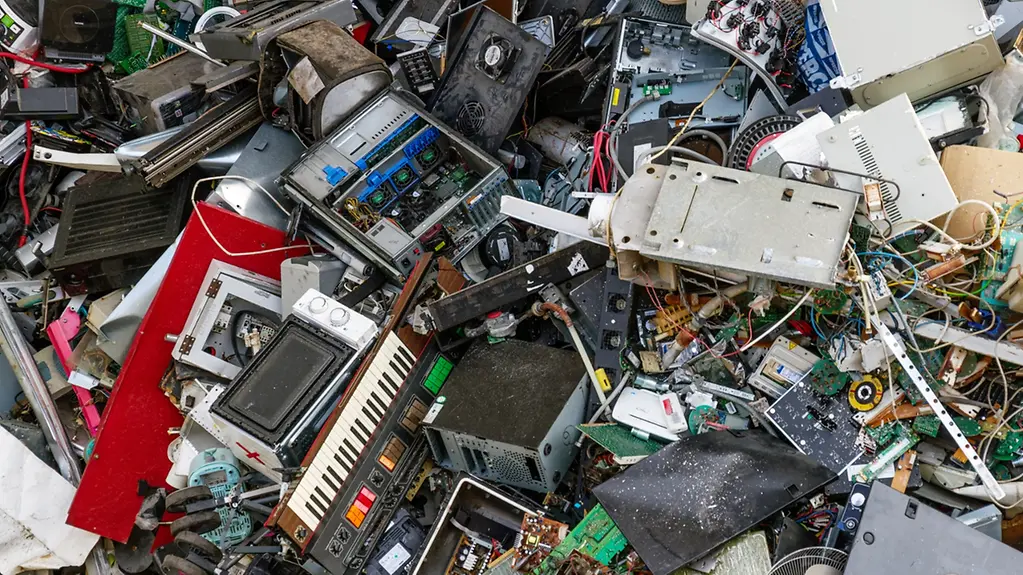 Auf dem Foto zu sehen ist diverser Elektronikschrott.