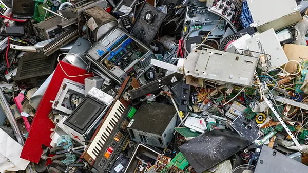 Auf dem Foto zu sehen ist diverser Elektronikschrott.