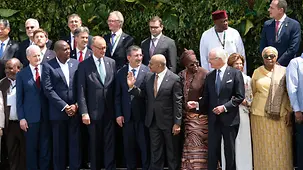 Das Foto zeigt Bundeskanzler Friedrich Merz beim Gruppenfoto des World Climate Leaders‘ Summit.