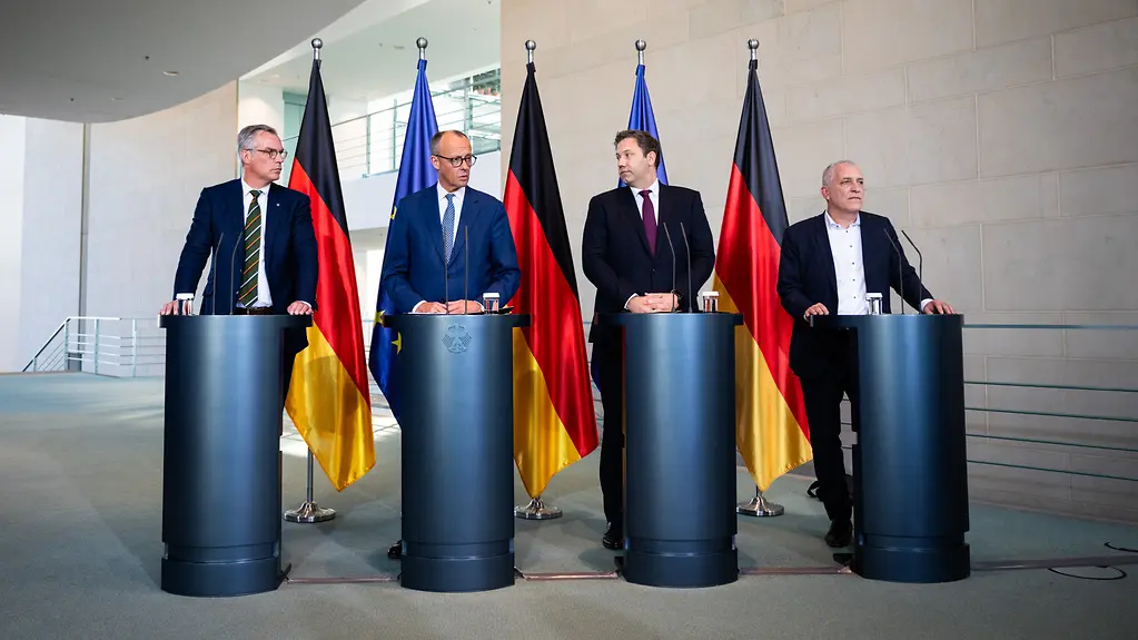 Federal Chancellor Merz, Federal Minister Klingbeil, the President of the German Steel Federation, Gunnar Groebler, and the Vice Chairman of IG Metall, Jürgen Kerner, at lecterns in the Federal Chancellery.