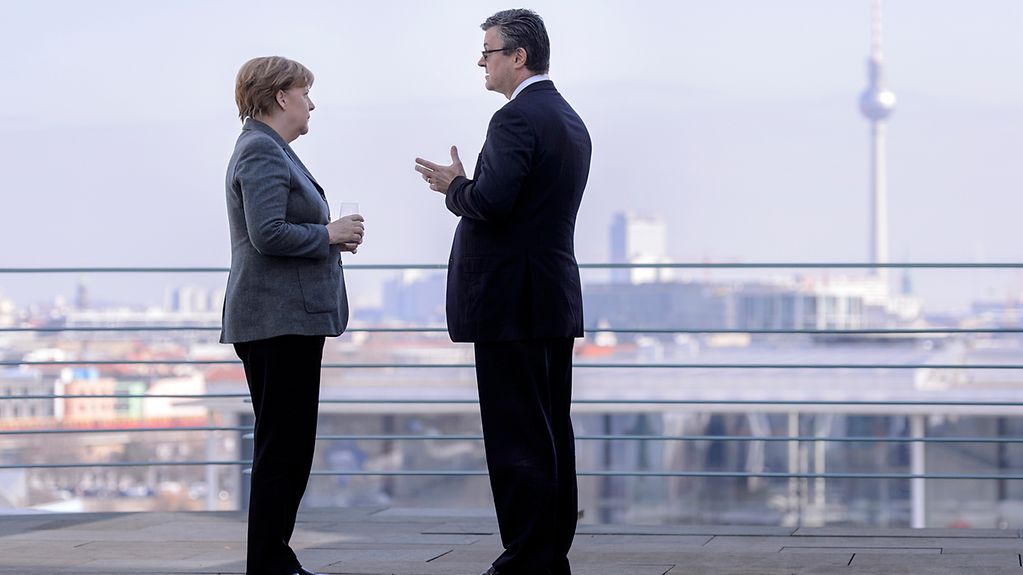 Bundeskanzlerin Angela Merkel unterhält sich im Kanzleramt mit dem Ministerpräsidenten Kroatiens, Tihomir Orešković.