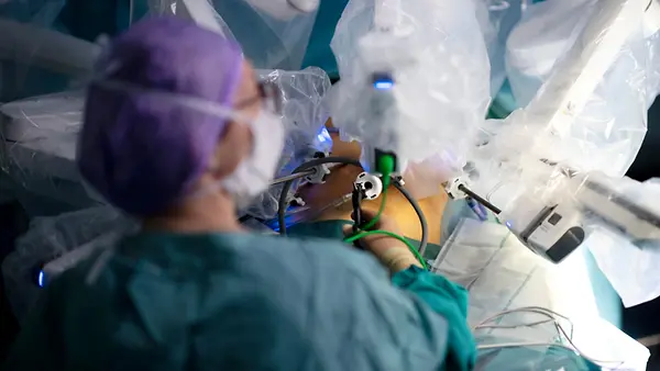 Ärztin assistiert während einer modernen hybrid Operation, 3D innovative Technologie mit dem DaVinci System einer roboterassistierte Chirugie KI Robotik. Operation von einem Tumor an der Leber und am Magen im Universitätsklinikum Carl Gustav Carus.