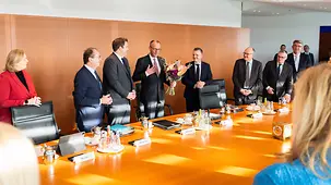 Das Foto zeigt Bundeskanzler Friedrich Merz zu Beginn einer Kabinettssitzung.