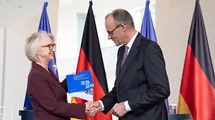 Das Foto zeigt Bundeskanzler Friedrich Merz bei der Übergabe des Jahresgutachtens des Sachverständigenrats Wirtschaft