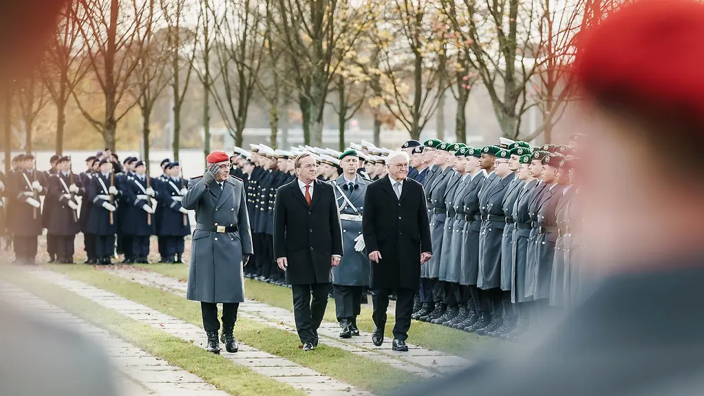 Bundespräsident Steinmeier, Bundesverteidigungsminister Pistorius und Generalinspekteur der Bundeswehr, Breuer, schreiten die Rekrutenreihen beim Feierlichen Gelöbnis in Berlin ab.