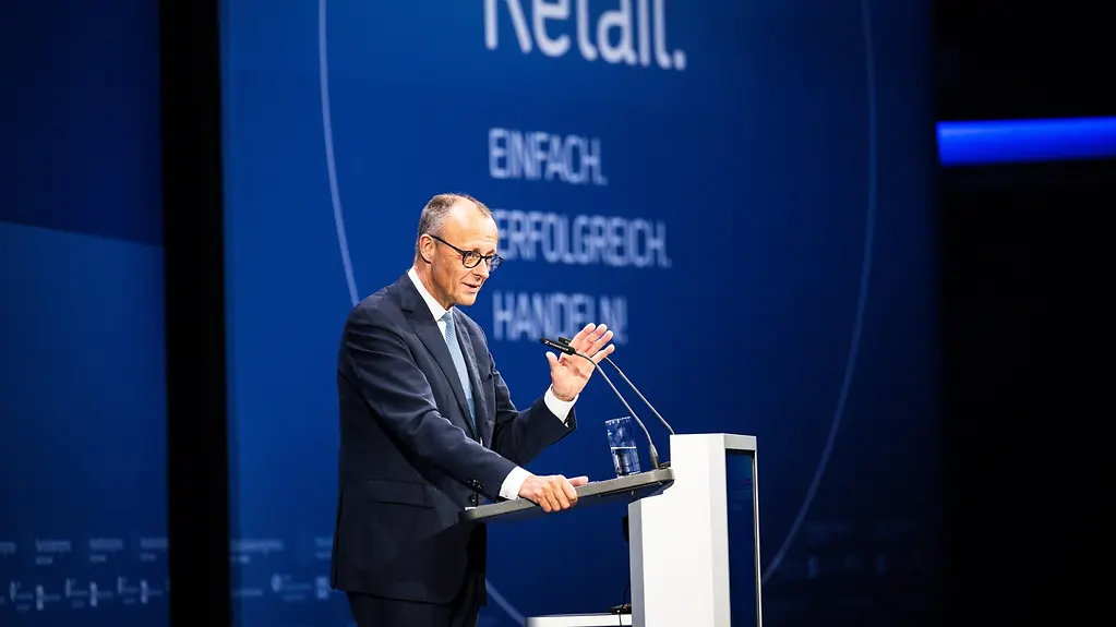 Kanzler Merz auf der Bühne beim Handelskongress.
