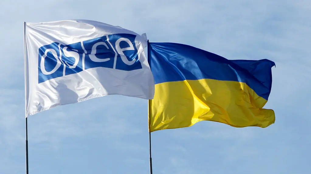 Die Flagge der OSZE und der Ukraine in Kiew.
