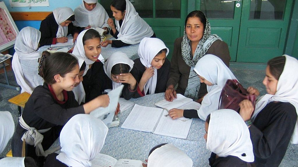 Hausaufgabenbetreuung_in_der_Schuelerbibliothek.JPGHausaufgaben, Bibliothek, Bildung, Mädchen, Afghanistan, Kabul