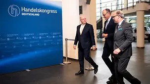 Das Foto zeigt Bundeskanzler Friedrich Merz beim Handelskongress.