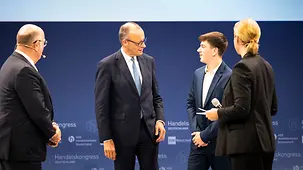 Das Foto zeigt Bundeskanzler Friedrich Merz beim Handelskongress.