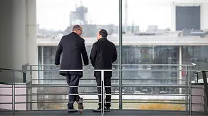Das Foto zeigt Bundeskanzler Friedrich Merz im Gespräch mit Nikos Christodoulides, Präsident Zyperns.