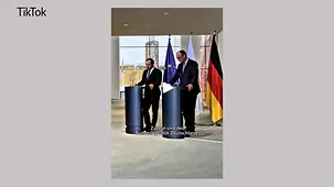 Das Bildschirmfoto zeigt Bundeskanzler Merz bei einer Pressekonferenz mit dem Präsident der Republik Zypern, Christodoulidis, im Bundeskanzleramt.