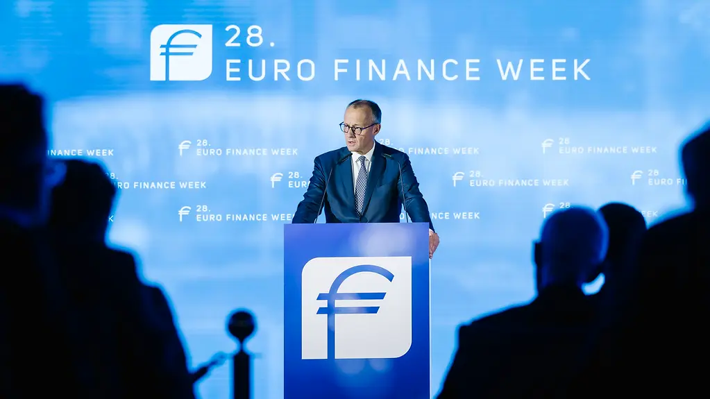 Sur la photo on voit le chancelier fédéral Friedrich Merz prononçant son discours lors de l’ouverture de l'EURO FINANCE WEEK.