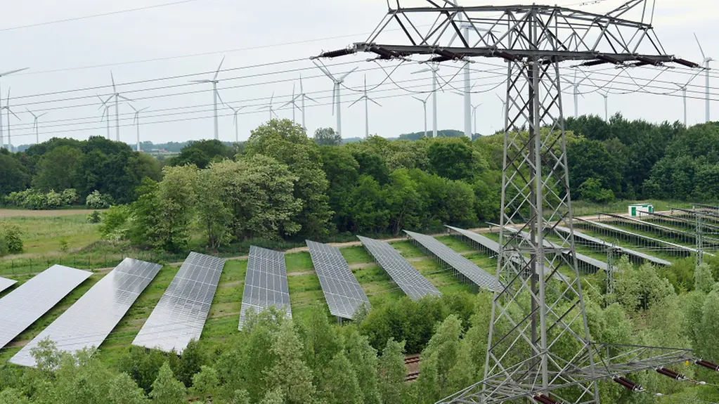 Solaranlagen und Windräder aufgenommen am Stadtrand.