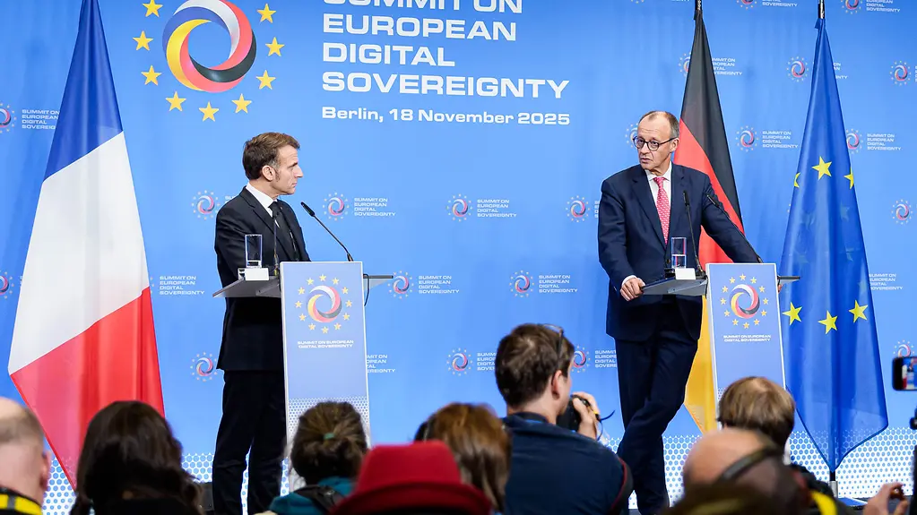 Präsident Macron und Bundeskanzler Merz bei einer Pressekonferenz.