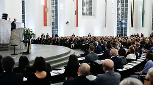 Das Foto zeigt Bundeskanzler Friedrich Merz spricht bei einer Gedenkfeier für Friedrich von Metzler.