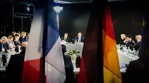 Das Foto zeigt Bundeskanzler Friedrich Merz und Emmanuel Macron, Frankreichs Präsident, beim Gipfeltreffen zur europäischen digitalen Souveränität