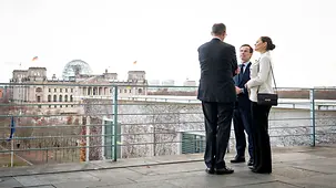Das Foto zeigt Bundeskanzler Friedrich Merz mit Ulf Kristersson, Schwedens Ministerpräsident.