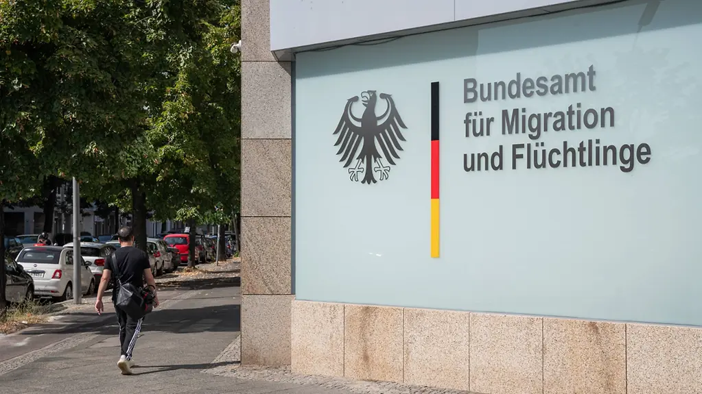 Großes Schild am Gebäude mit Aufschrift "Bundesamt für Migration und Flüchtlinge"