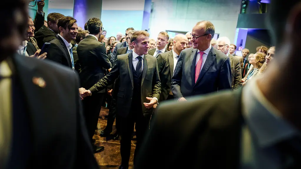 Le président français Emmanuel Macron et le chancelier fédéral Friedrich Merz au milieu des participantes et participants au Sommet sur la souveraineté numérique européenne