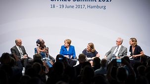 In Hamburg nahm Bundeskanzlerin Merkel am Civil20-Dialogforum teil. Die zentrale Frage hierbei: Wie weiter mit der Globalisierung?