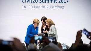 Bundeskanzlerin Merkel nimmt Empfehlungen der Civil20 entgegen.