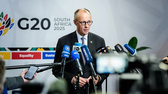 Das Foto zeigt Bundeskanzler Friedrich Merz bei einem Statement beim G20-Gipfel 