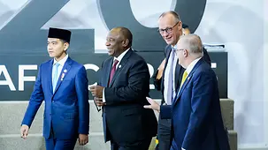 Das Foto zeigt Bundeskanzler Friedrich Merz beim G20-Gipfel mit Cyril Ramaphosa, Südafrikas Präsident.