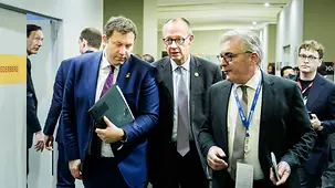 Das Foto zeigt Bundeskanzler Friedrich Merz mit Lars Klingbeil, Bundesminister der Finanzen.